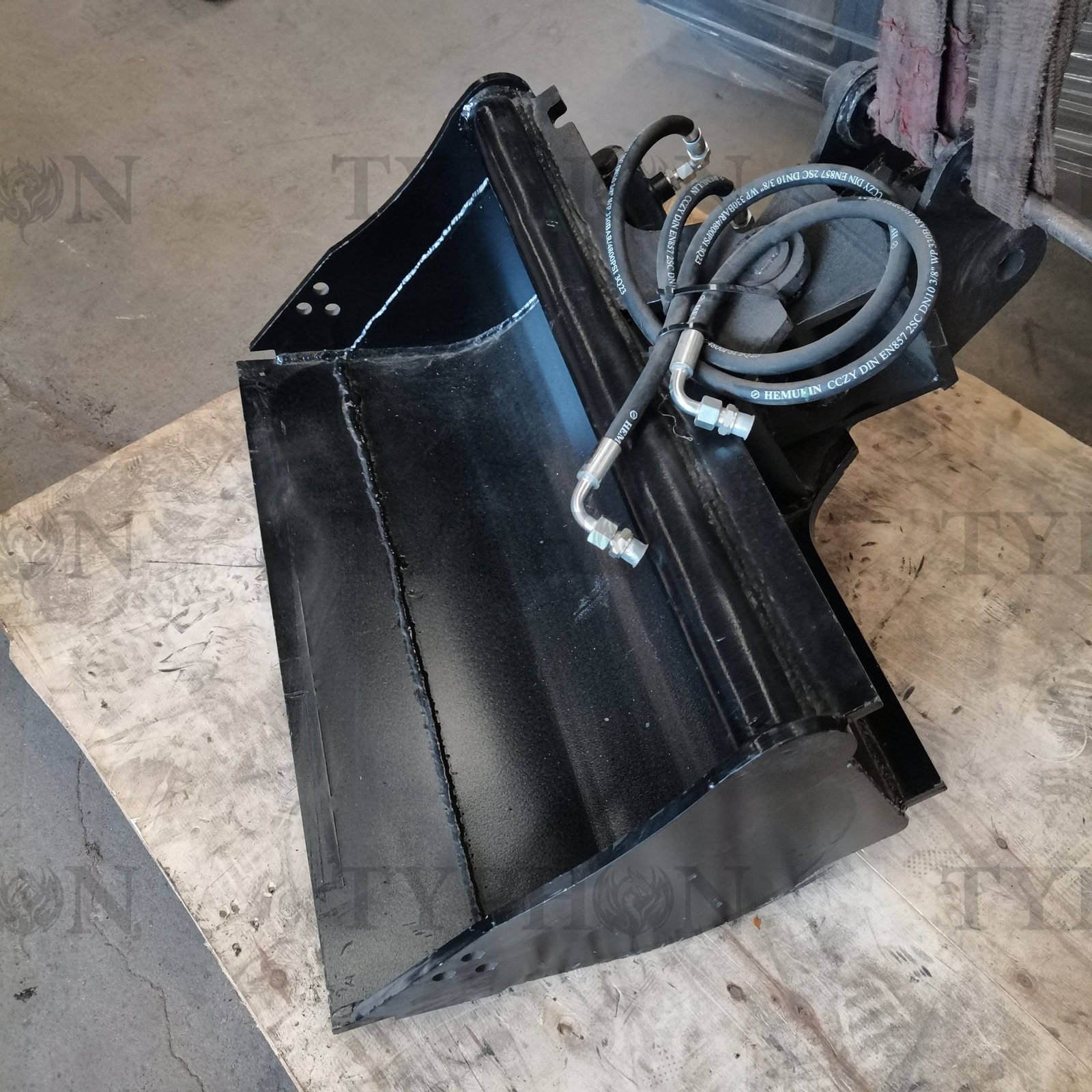 2.5 Ton Excavator Attachment Hydraulic Tilt Bucket 800mm Tilting Bucket 31 inch TERROR X2 PRO