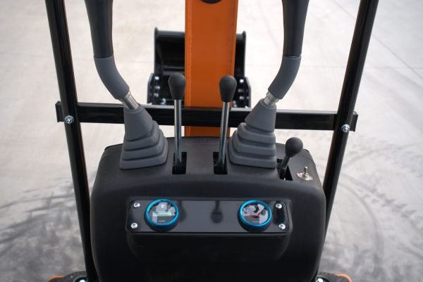 Typhon Tyrant X 1 Ton Mini Excavator with 13.5HP Briggs & Stratton Engine, Hydraulic Oil Cooler & Thumb Clip